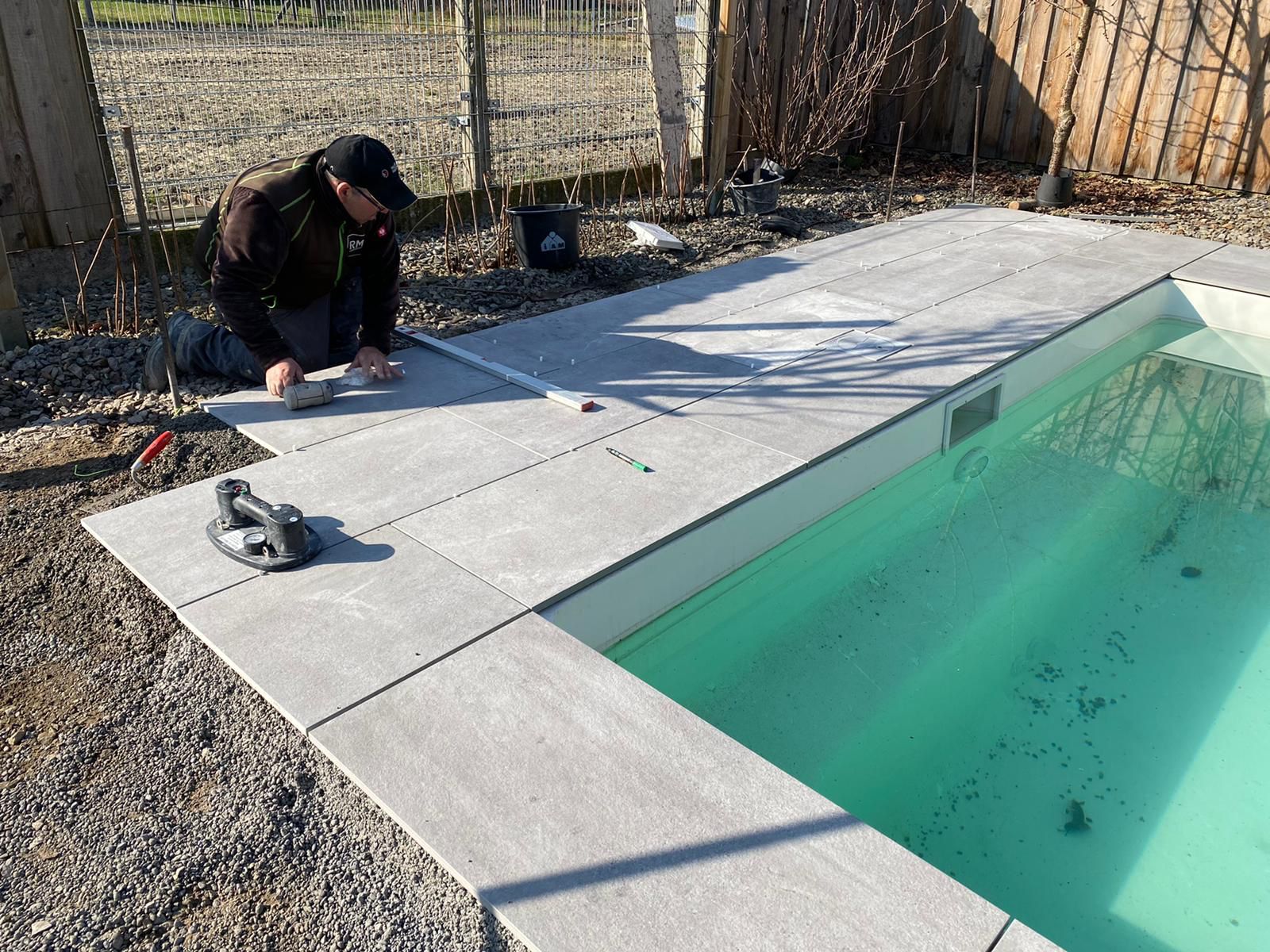 Poolumrandung in Beton